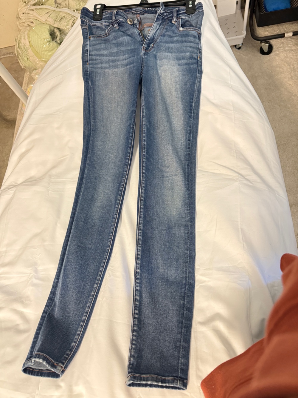 American Eagle Light Wash Women's Skinny Jeans - Blue